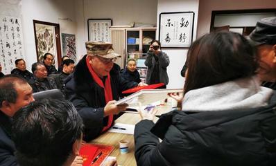 西寧市城北區書畫愛好者為傳承發揚好中國書畫文化揮毫潑墨