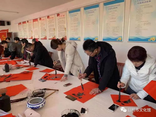 日照市文化館組織文藝輕騎兵走進開發區奎山街道李村開展送春聯活動